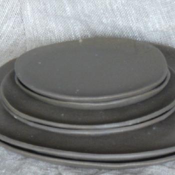 Talíř na couvert šedý Talíř na couvert šedý