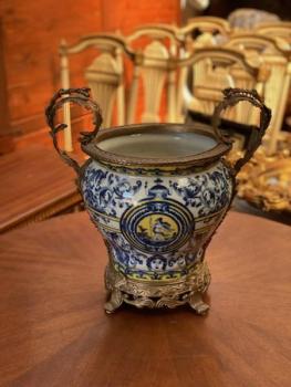 Květináč v bronzové montáži Květináč v bronzové montáži