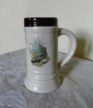 Keramický korbel smalovaným motivem sumce Keramický korbel smalovaným motivem sumce