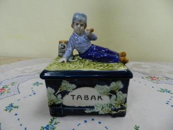 Chlapec ležící v trávě - dóza na tabák Chlapec ležící v trávě - dóza na tabák