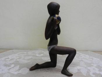 Keramická socha, dívka s míčem - Znojmo, 1978 Keramická socha, dívka s míčem - Znojmo, 1978