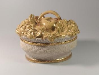 Dóza ve tvaru košíčku s ovocem Dóza ve tvaru košíčku s ovocem