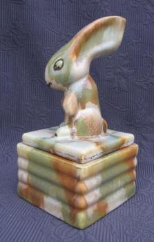 Dóza se zajícem ve stylu Art deco Dóza se zajícem ve stylu Art deco