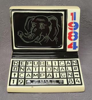 Karafa od whisky Jim Beam z roku 1984, Dallas, USA Karafa od whisky Jim Beam z roku 1984, Dallas, USA