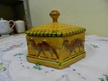 Žlutá šestihranná dóza s velbloudy Žlutá šestihranná dóza s velbloudy