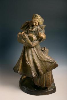 Žena v kroji se dvěma dětmi Žena v kroji se dvěma dětmi