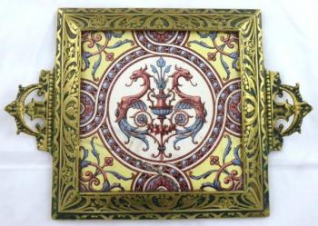 Mosazný podnos s majolikovou dlaždičkou - Sarregue Mosazný podnos s majolikovou dlaždičkou - Sarregue