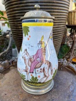 Keramický džbán s cínovým víčkem Keramický džbán s cínovým víčkem